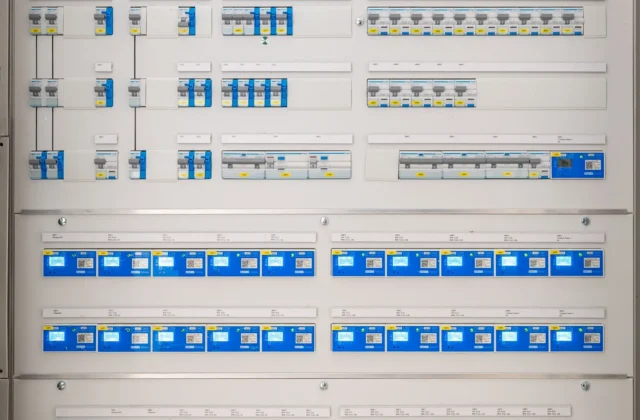 Tablero eléctrico de baja tensión en instalación industrial